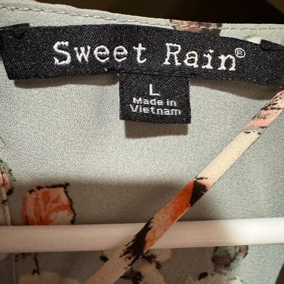 Sweet Rain Floral Blouse in Soft Gray and Pink - Picture 2 of 3